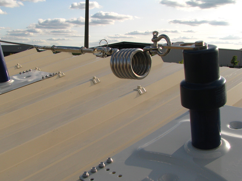 Línea de vida para instalación sobre chapa de acero en cubiertas industriales.