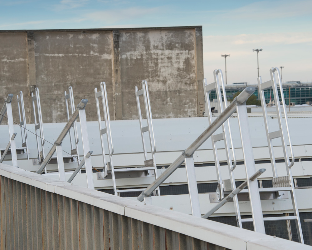 Pasaje tipo shed para cubiertas industriales con tránsito seguro