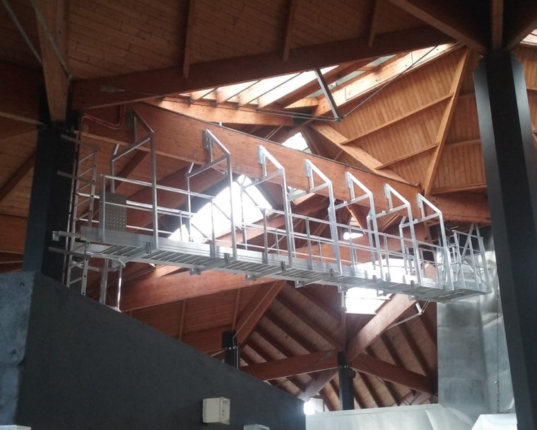 Pasarela de circulación industrial para tránsito seguro en cubiertas y zonas técnicas.