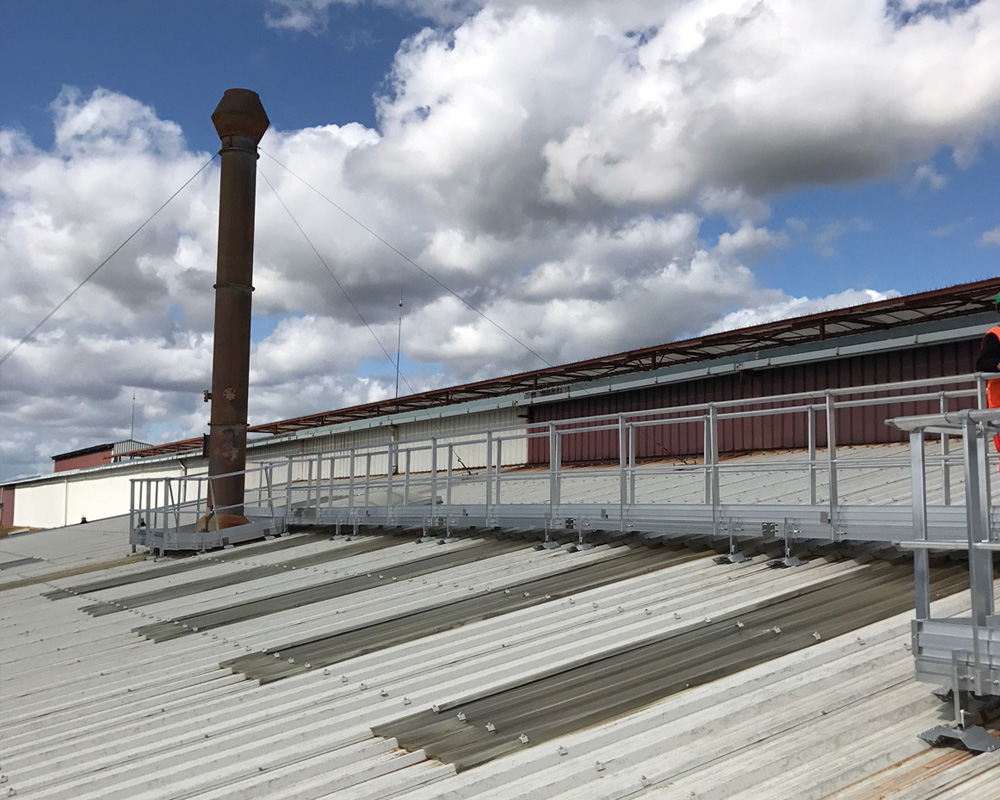 Pasarela de circulación industrial para tránsito seguro en cubiertas y zonas técnicas.