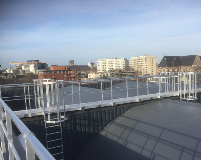 Pasarela de circulación industrial para tránsito seguro en cubiertas y zonas técnicas.