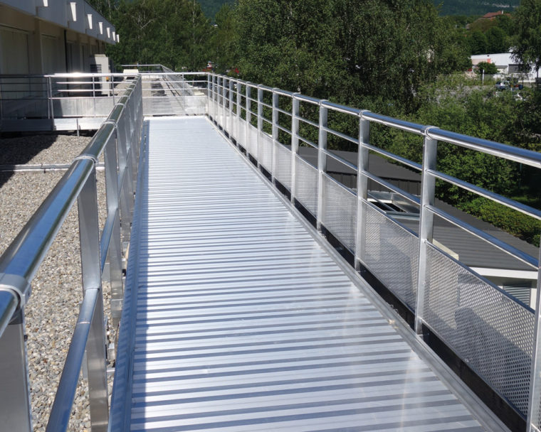 Pasarela de circulación industrial para tránsito seguro en cubiertas y zonas técnicas.