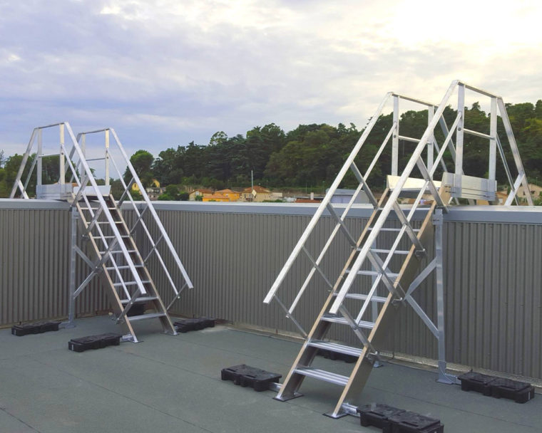 Pasarela de cruce tipo salto de lobo para sortear obstáculos en cubiertas o instalaciones industriales