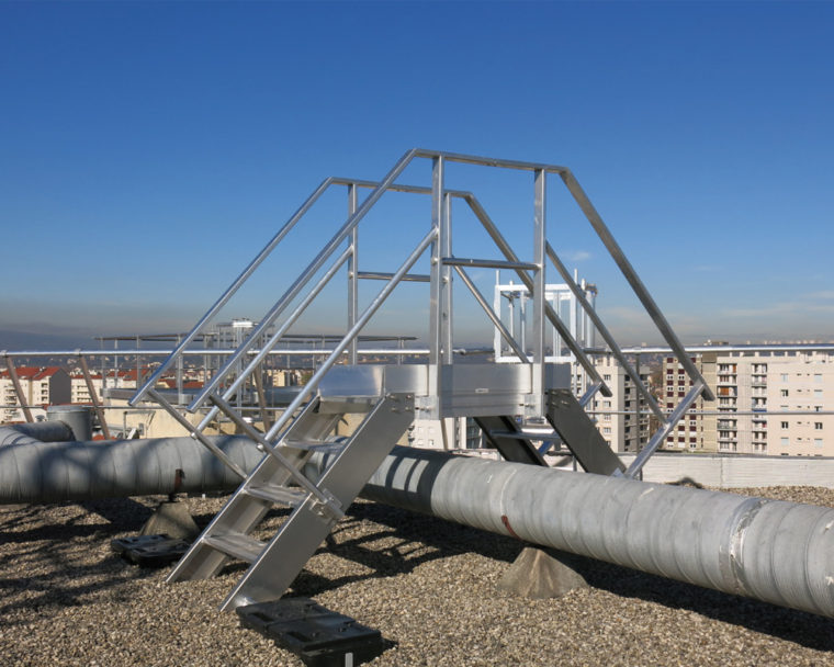 Pasarela de cruce tipo salto de lobo para sortear obstáculos en cubiertas o instalaciones industriales