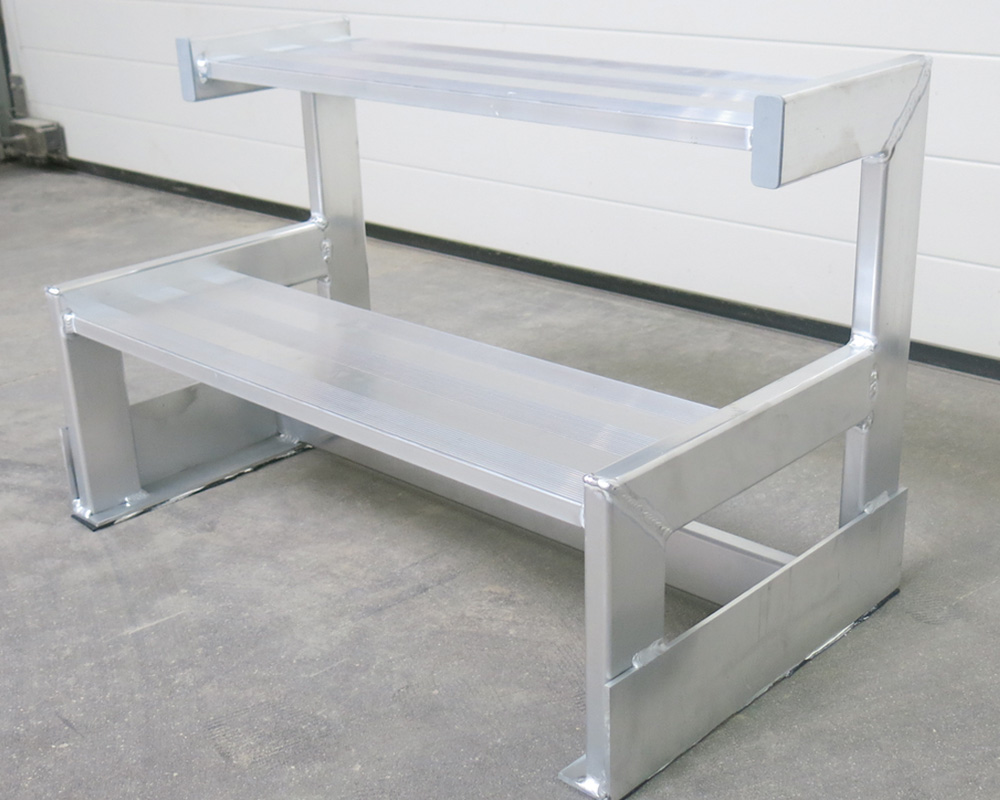 Peldaño amovible metálico para escaleras y accesos industriales.