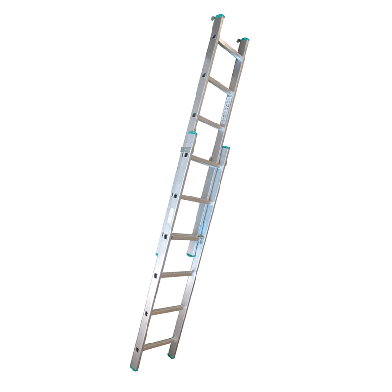 Escalera extensible de dos tramos en aluminio para trabajos en altura.